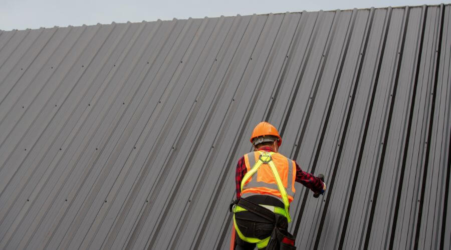 Professional metal roof installation in Des Plaines, IL